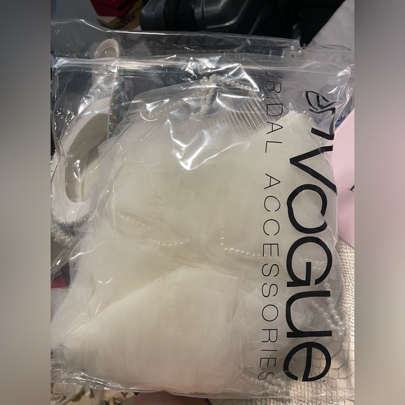 EnVOGUE Beaded Pearl Cathedral Length Wedding Veil - Picture 3 of 11